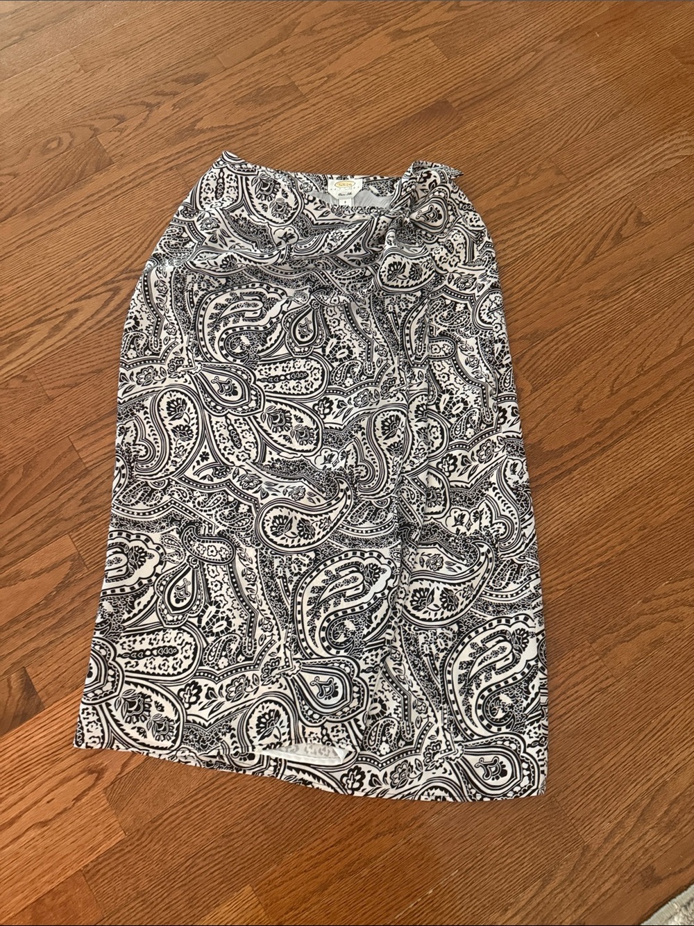 Talbots Paisley Print Black & White Women’s wrap Skirt 100% silk 8